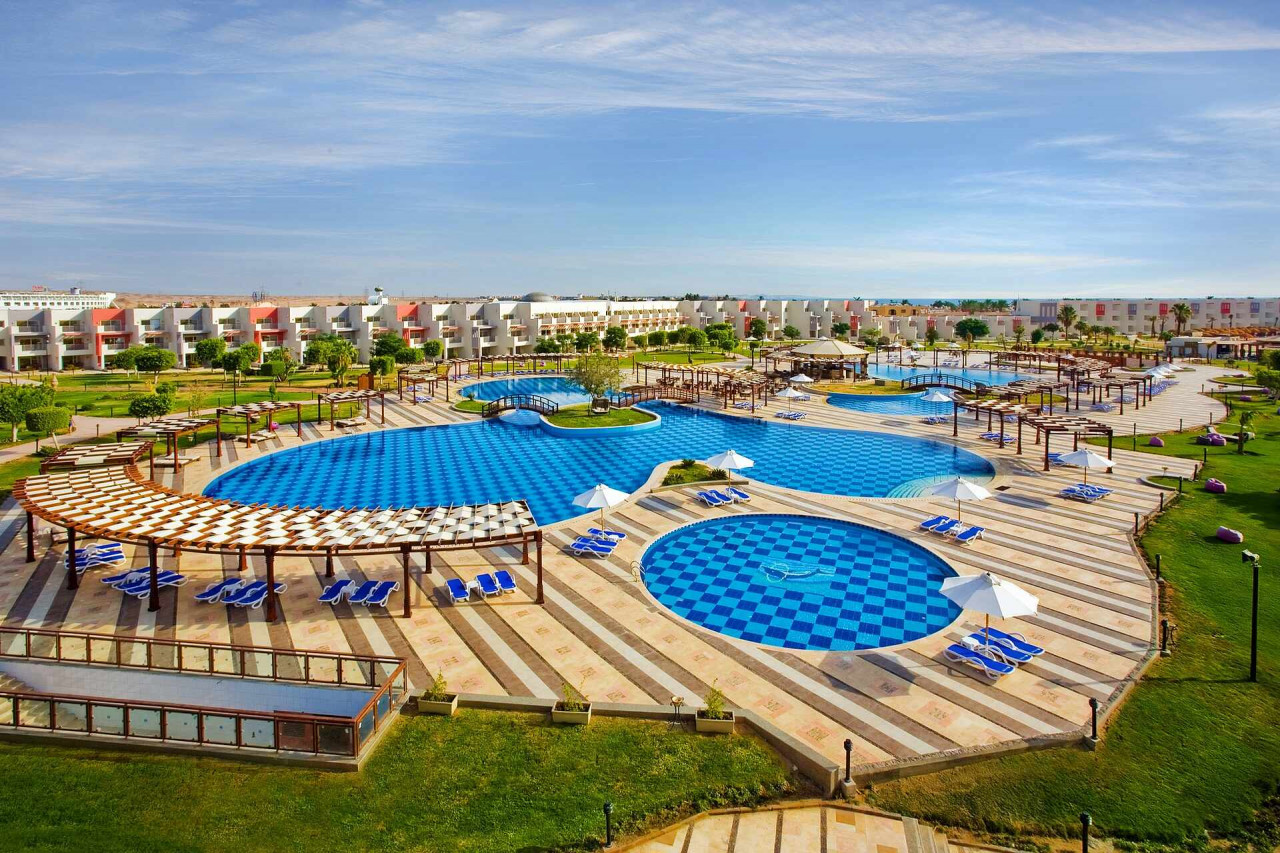 csm_TUI-BLUE-Crystal-Bay-Pool-Overview-02_6fb9f12328